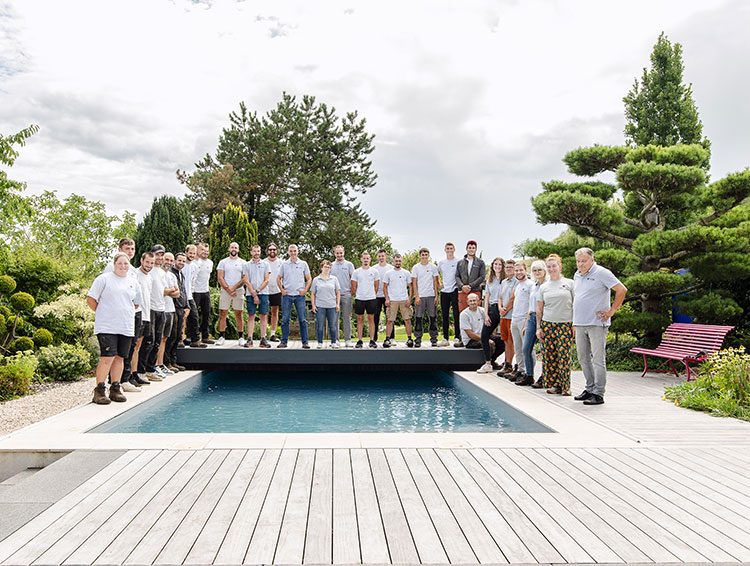 L'équipe Pauchard réunie au bord d'une piscine
